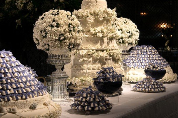 Mesa decorada com bem casados