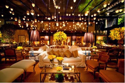 Velas suspensas no salão