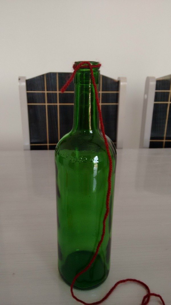 Amarre a boca da garrafa com lã