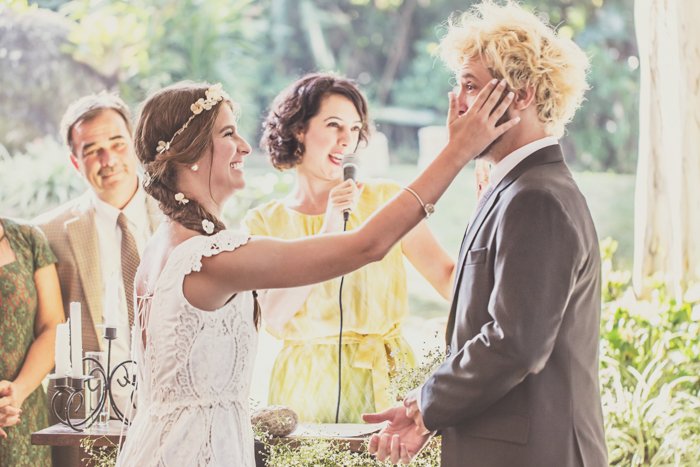 noivo chorando no altar