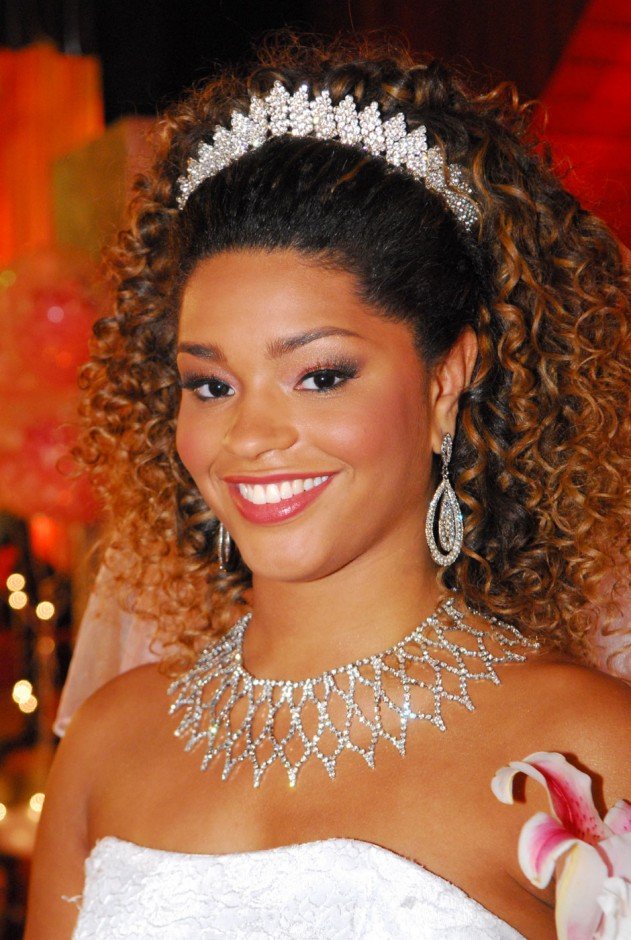 fios soltos penteados com cachos